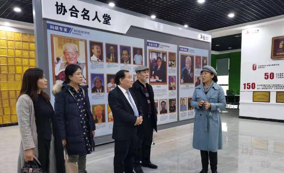 腾博会生物集团总裁陈彥竹向陈光平先生一行介绍腾博会32年来企业的发展